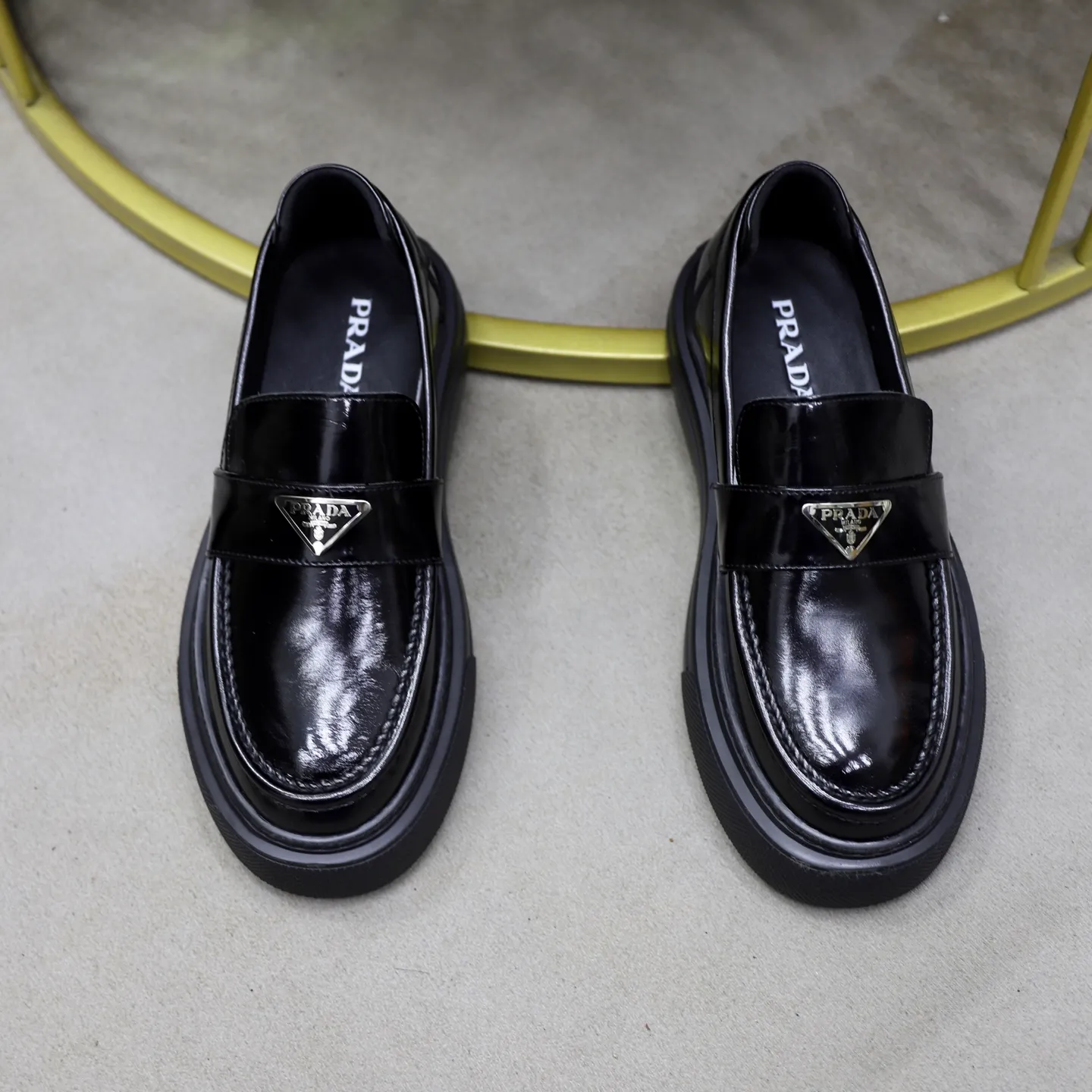 Ex-factory price: 500💰🙅‍♂️🙅‍♂️🙅‍♂️ Brand: PRADA Standard code: Men's code 38-44 (45 can be customized) Grade: Same style as the official website Original order quality Material: Original cowhide surface Comfortable lining Original outsole Style category: Men's fashionable casual leather shoes Distinguished big-name luxury elements Top luxury Color: Color of the actual picture
